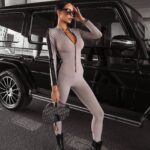 Kombinezon dopasowany logowany Our Skin Ola Voga beżowy