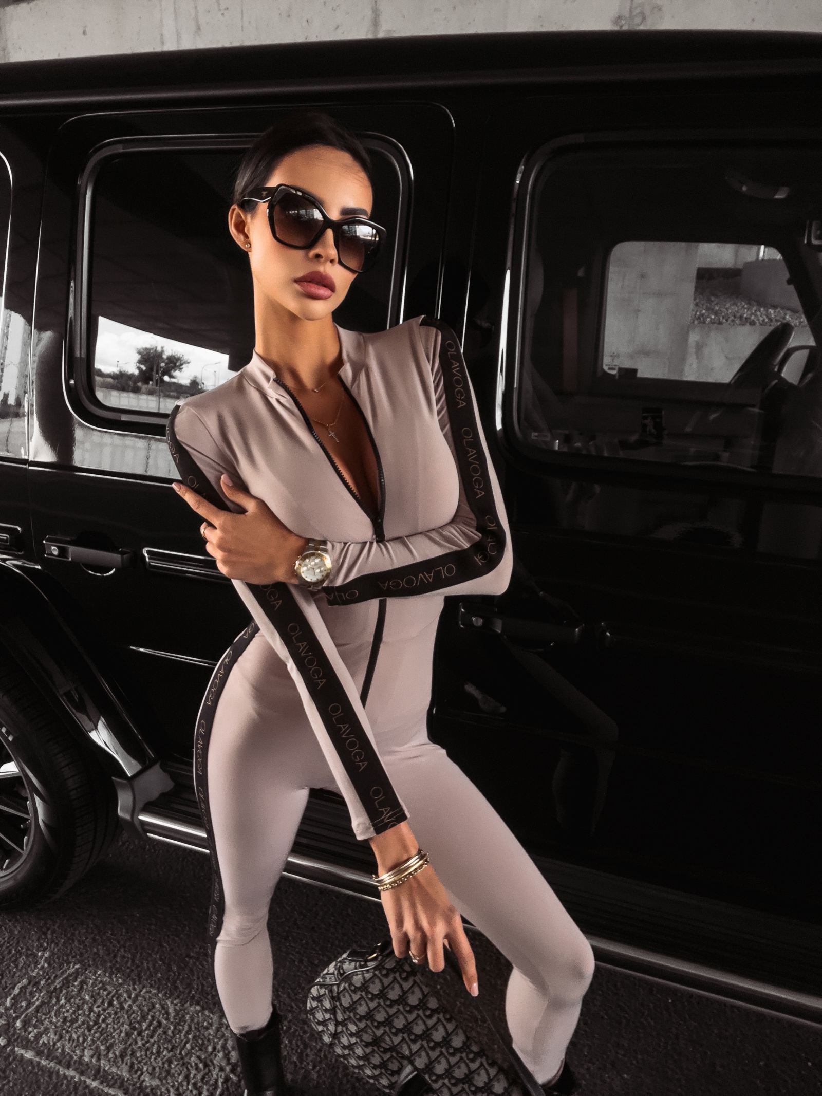 Kombinezon dopasowany logowany Our Skin Ola Voga beżowy