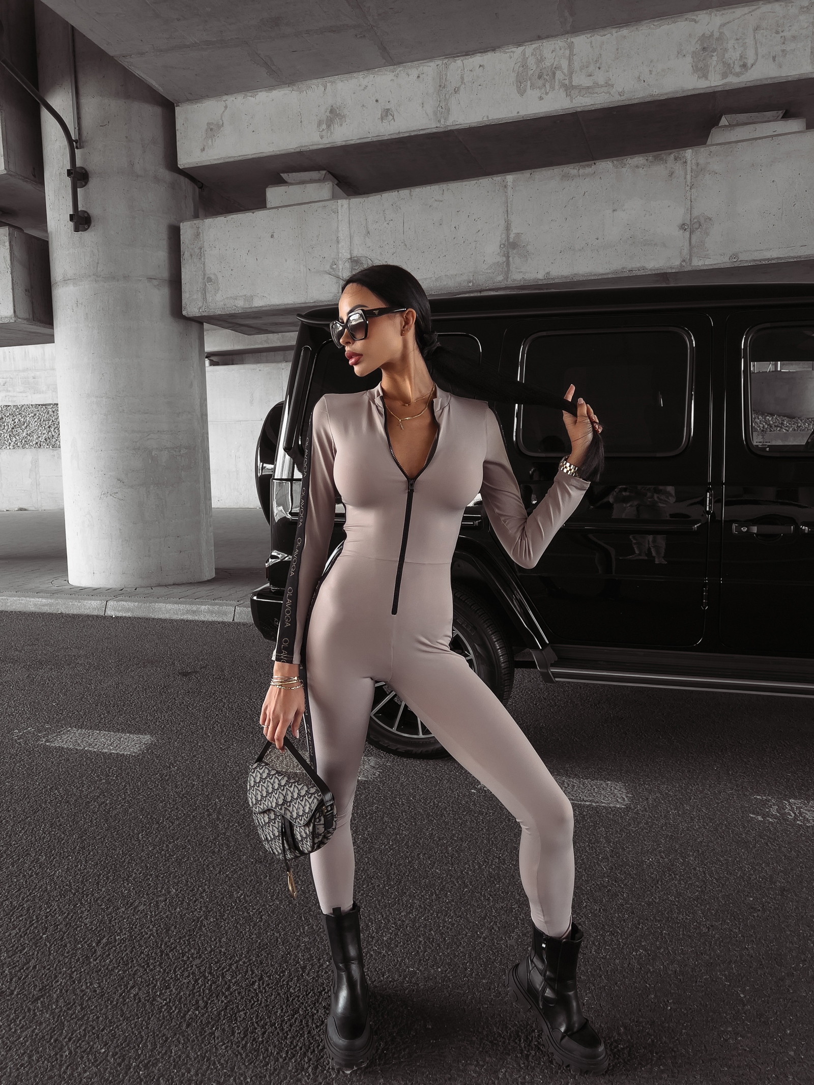 Kombinezon dopasowany logowany Our Skin Ola Voga beżowy