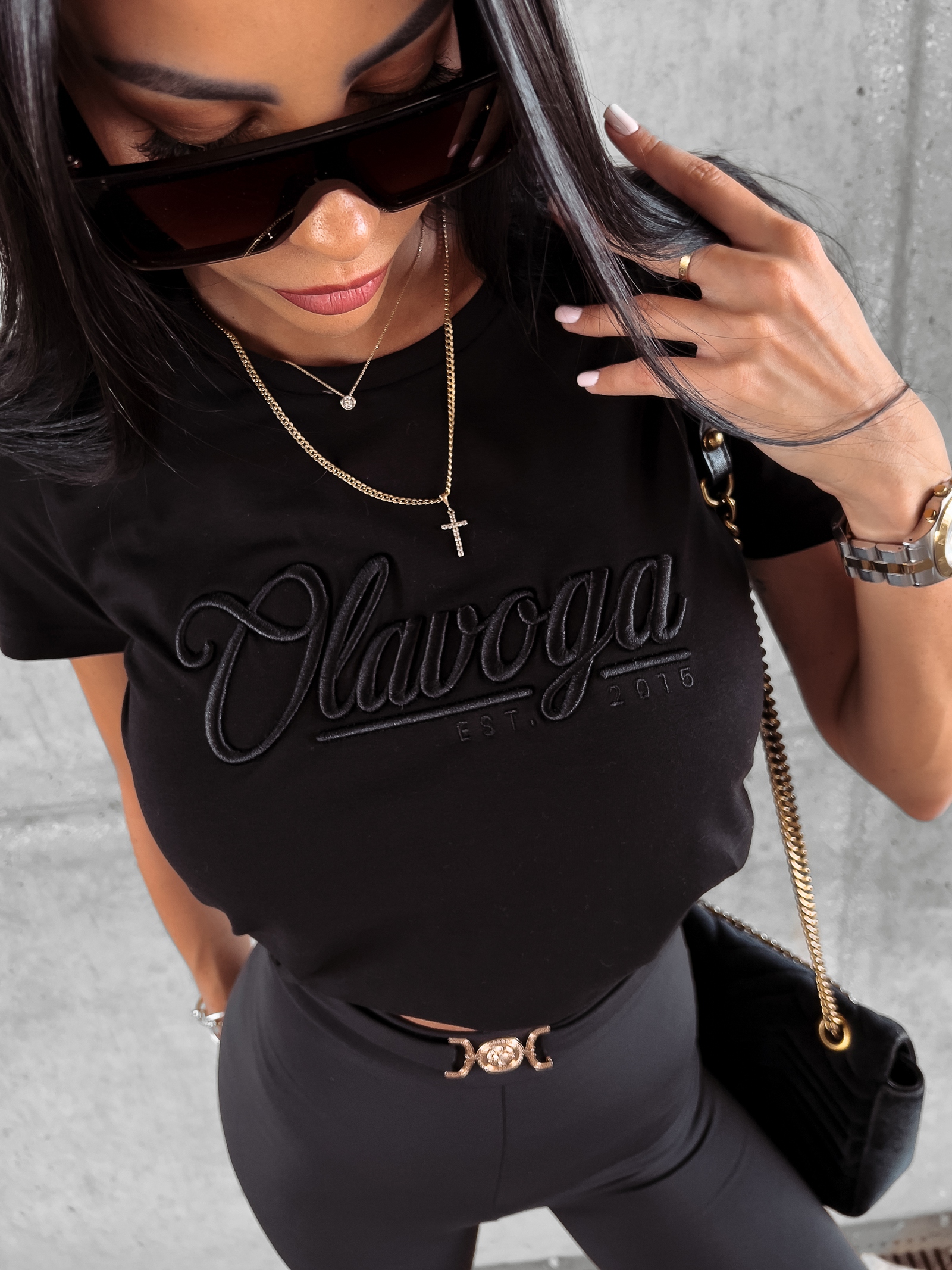 T-shirt bawełniany z haftem Amara Ola Voga czarny