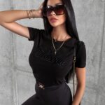 T-shirt bawełniany z haftem Amara Ola Voga czarny