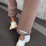 Spodnie dresowe z przetarciami Francis Ola Voga latte