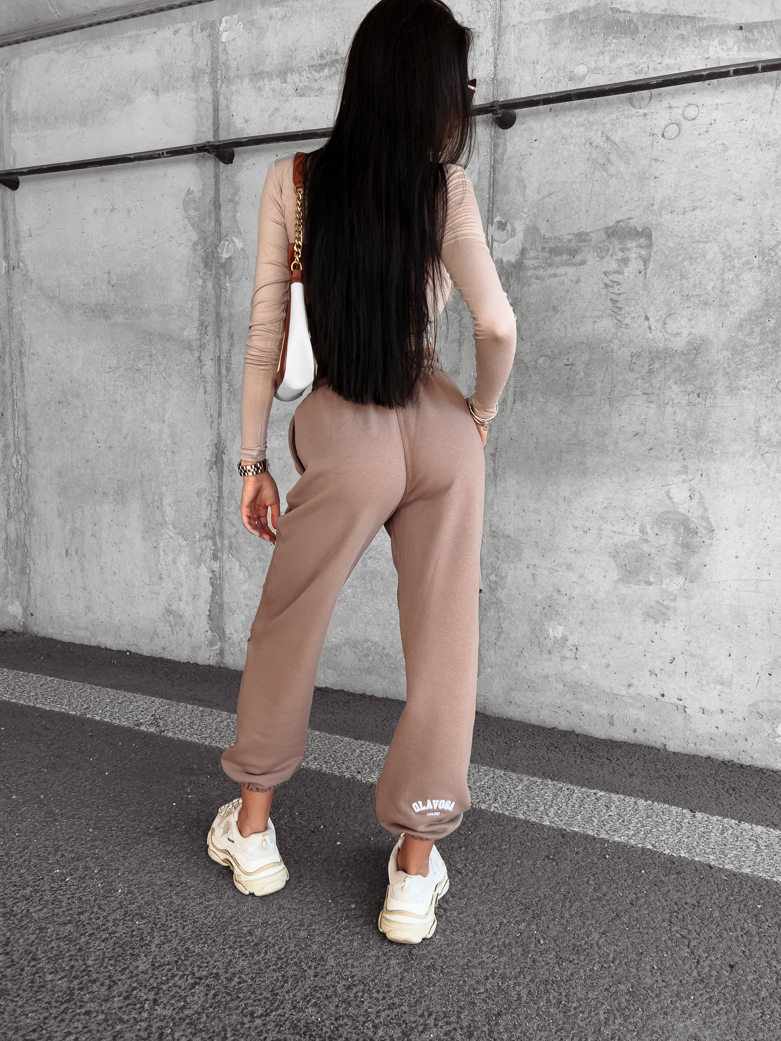 Spodnie dresowe z przetarciami Francis Ola Voga latte Spodnie dresowe z przetarciami Francis Ola Voga latte