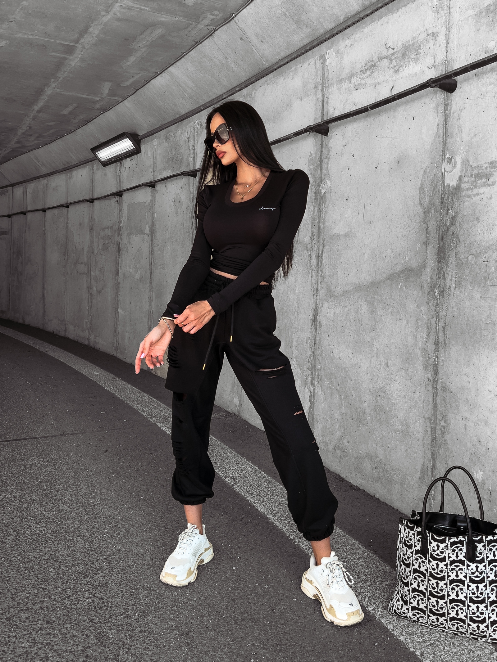 Spodnie dresowe z przetarciami Francis Ola Voga czarne