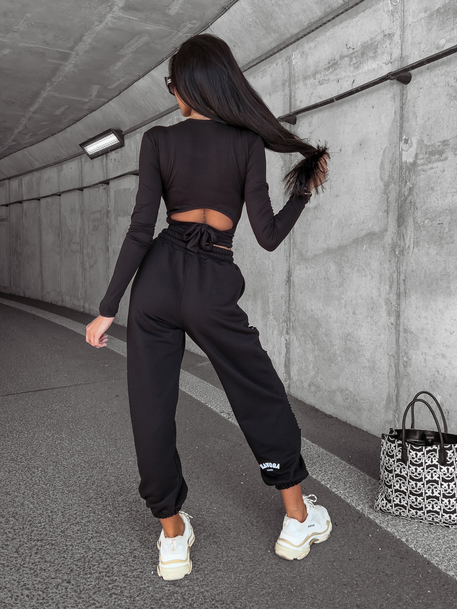 Spodnie dresowe z przetarciami Francis Ola Voga czarne Spodnie dresowe z przetarciami Francis Ola Voga czarne