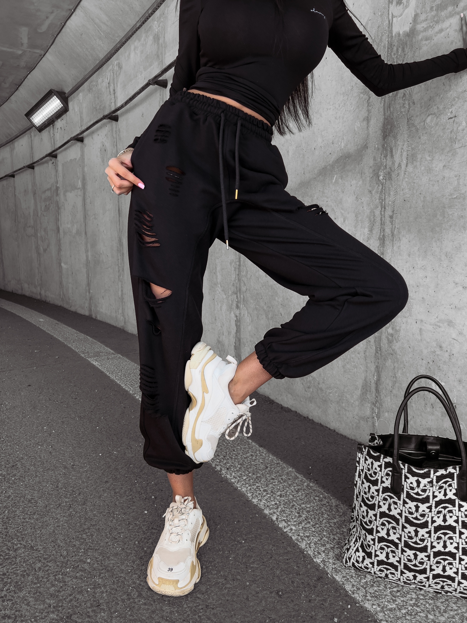 Spodnie dresowe z przetarciami Francis Ola Voga czarne Spodnie dresowe z przetarciami Francis Ola Voga czarne