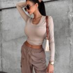 Bluzka gładka dopasowana Aura Ola Voga beżowa