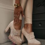 -WYPRZEDANE- Mokasyny na słupku Madam Mollo beżowe