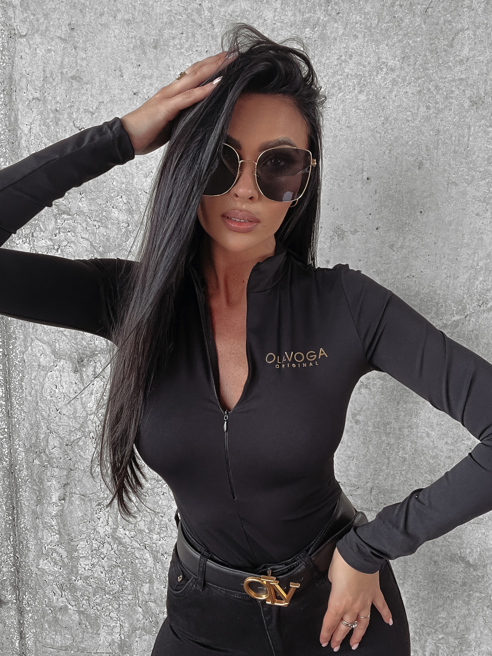 Body dopasowane złote logo Hattie Ola Voga czarne Body dopasowane złote logo Hattie Ola Voga czarne