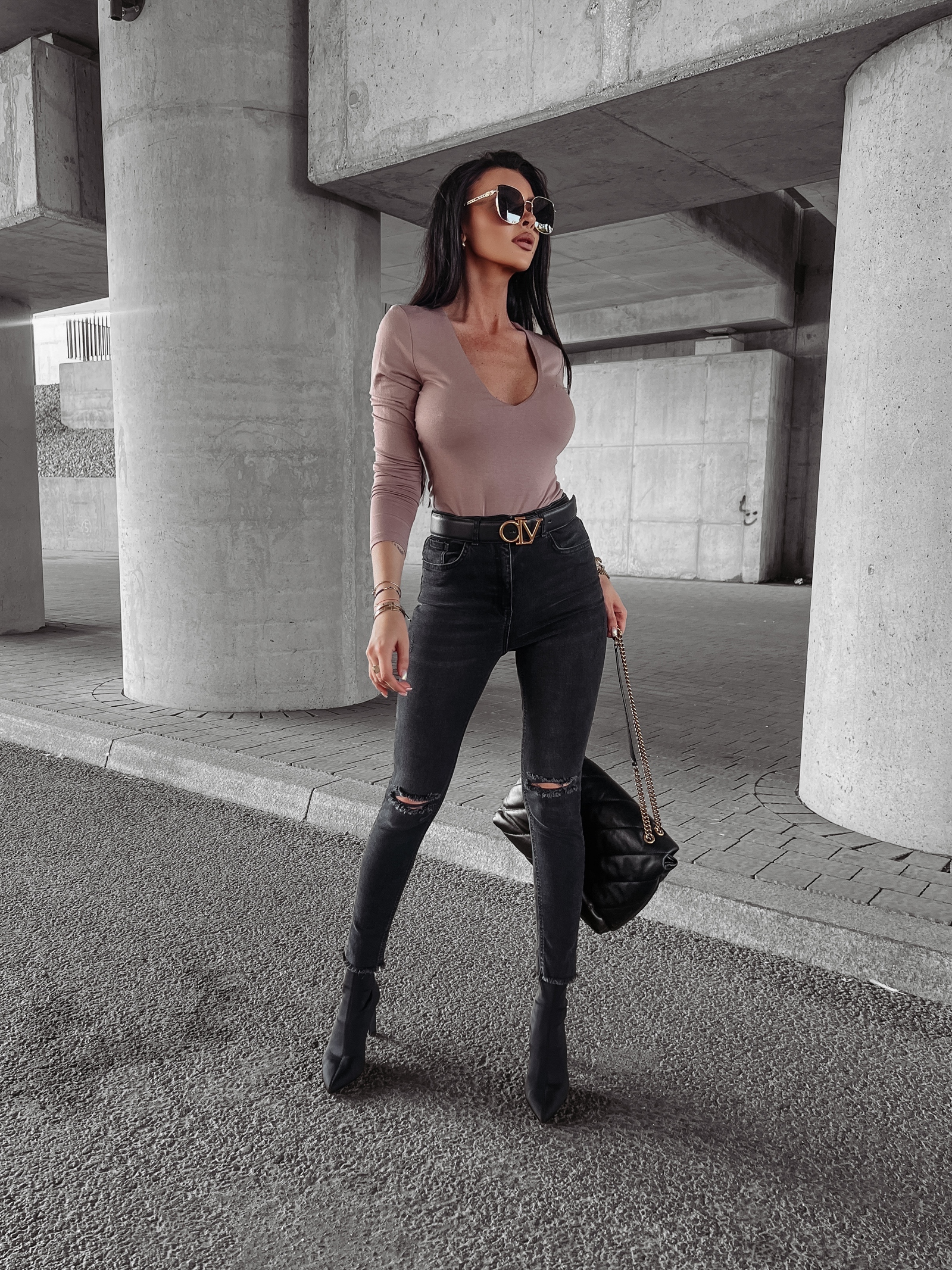 Body dopasowane z dekoltem Gwen Ola Voga c.beżowe Body dopasowane z dekoltem Gwen Ola Voga c.beżowe