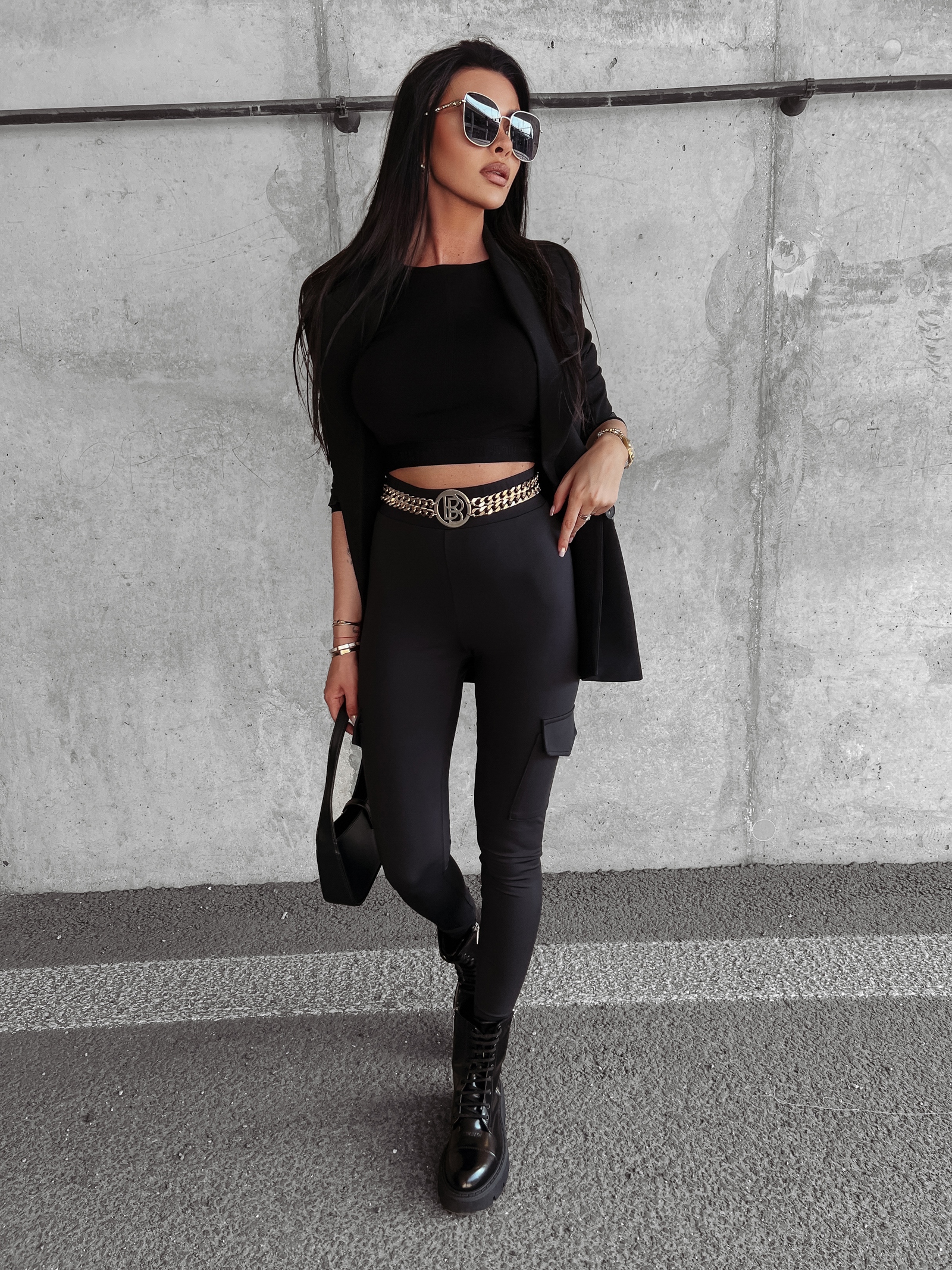 Spodnie dopasowane z haftem Linnea Ola Voga czarne