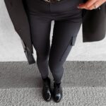 Spodnie dopasowane z haftem Linnea Ola Voga czarne