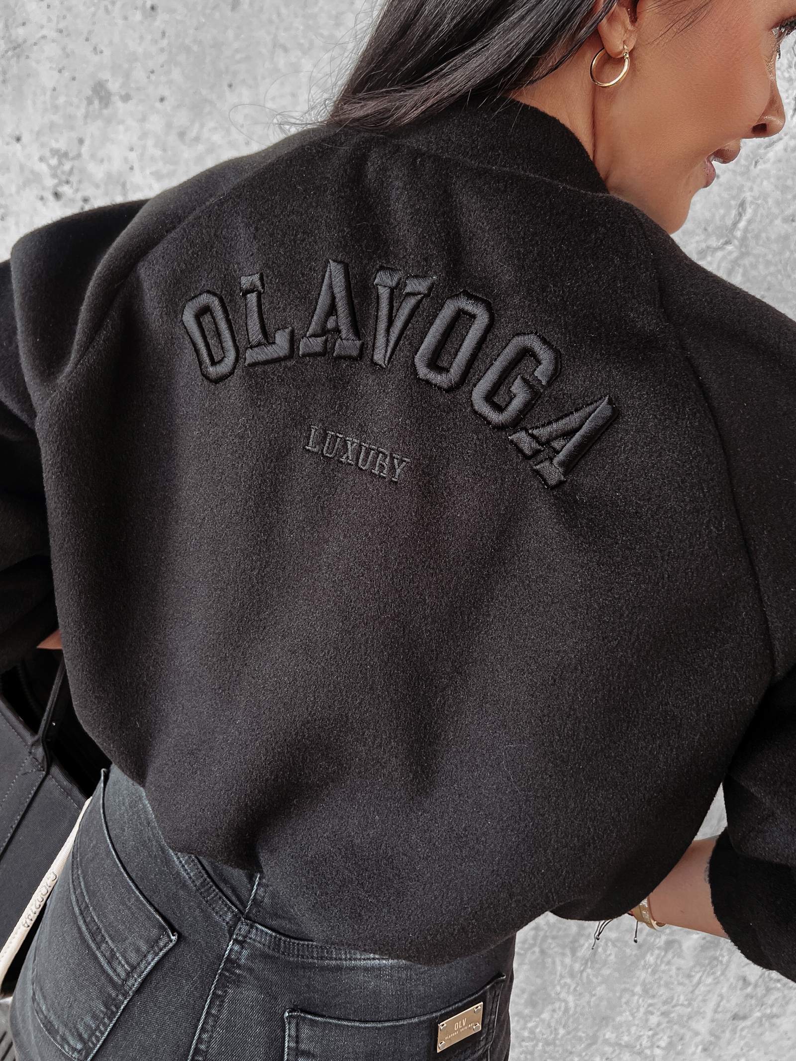 Kurtka bomberka klasyczna z haftem Kiara Ola Voga czarna