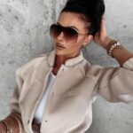 Kurtka bomberka klasyczna z haftem Kiara Ola Voga beżowa