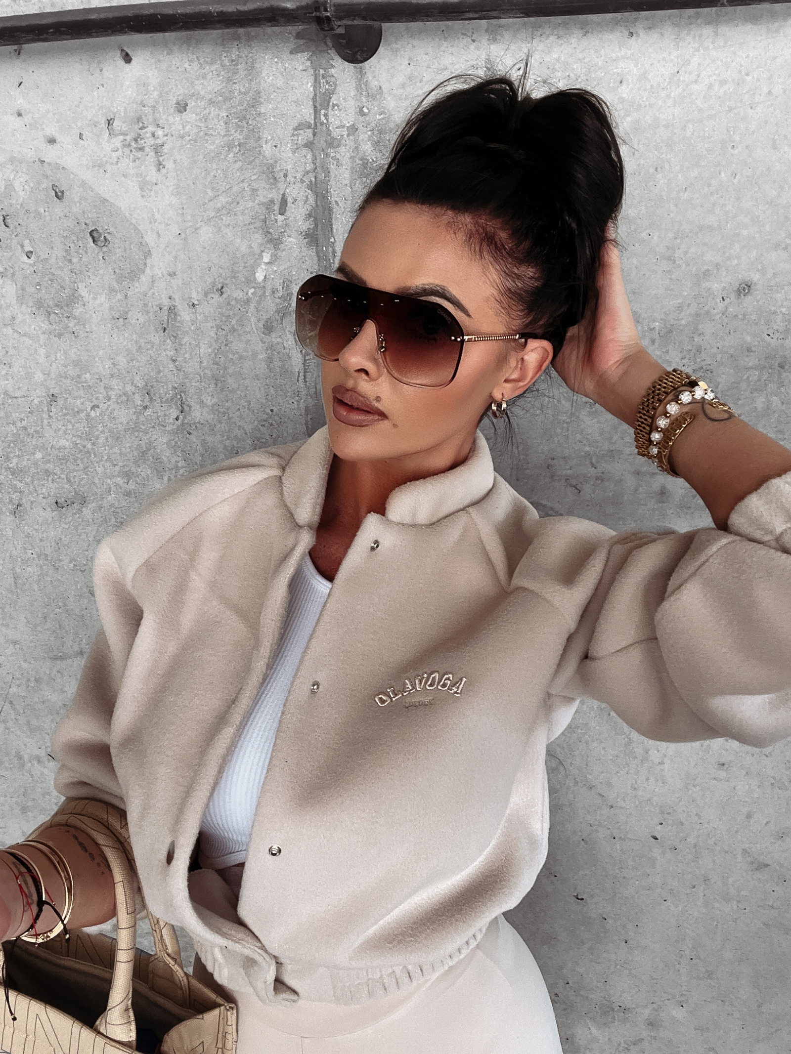 Kurtka bomberka klasyczna z haftem Kiara Ola Voga beżowa