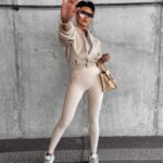 Kurtka bomberka klasyczna z haftem Kiara Ola Voga beżowa