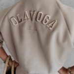 Kurtka bomberka klasyczna z haftem Kiara Ola Voga beżowa