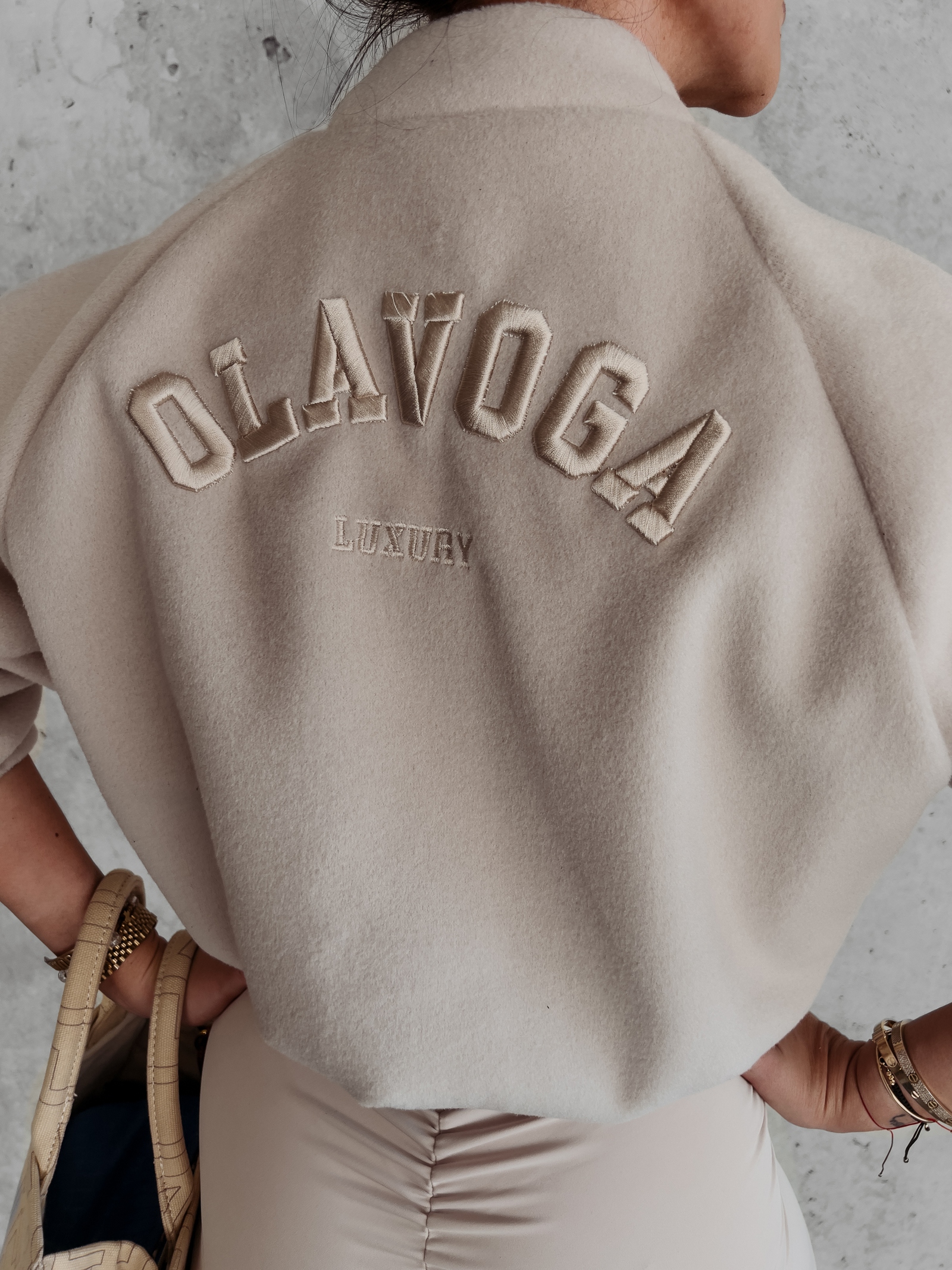 Kurtka bomberka klasyczna z haftem Kiara Ola Voga beżowa