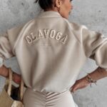 Kurtka bomberka klasyczna z haftem Kiara Ola Voga beżowa