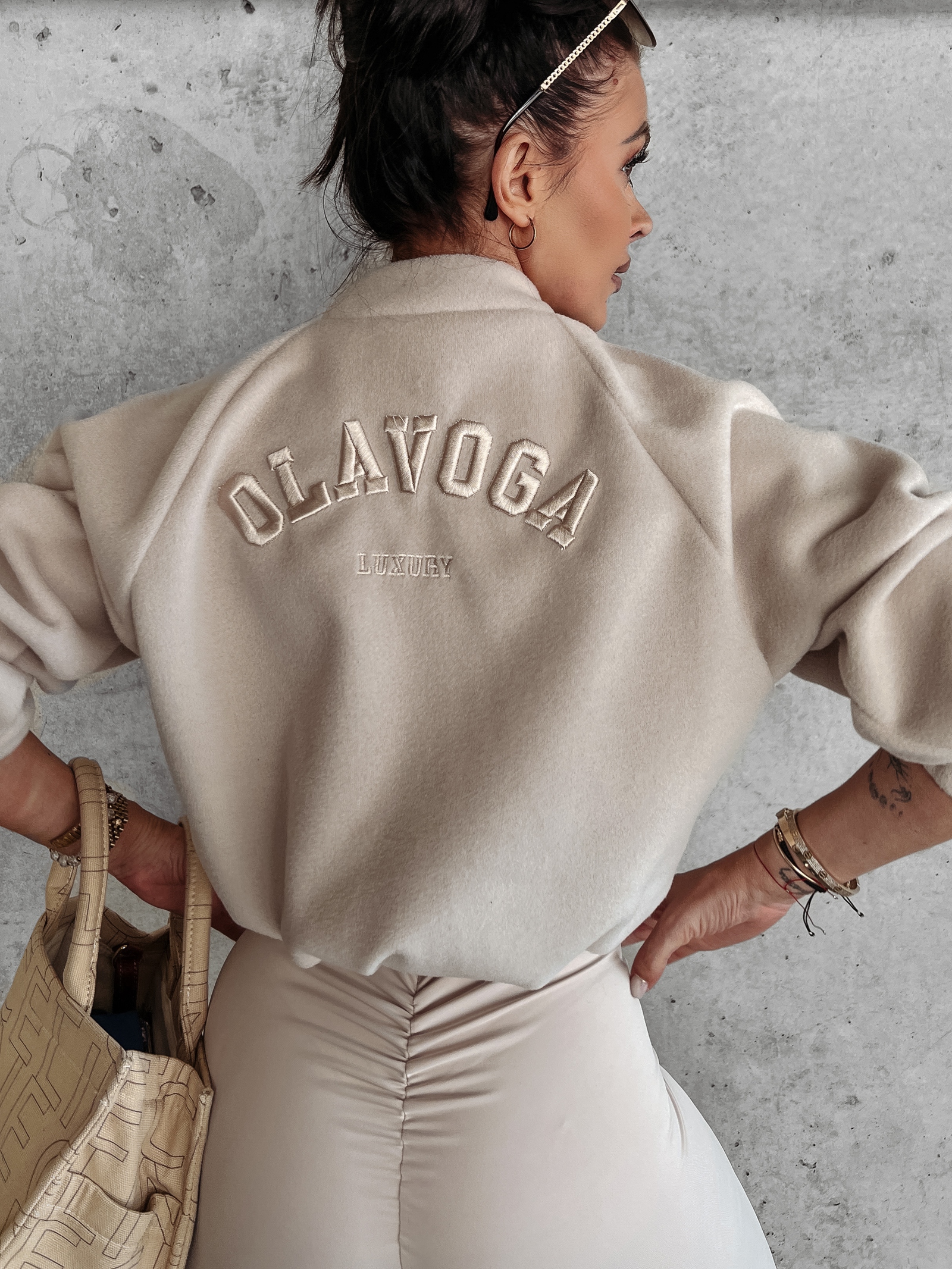 Kurtka bomberka klasyczna z haftem Kiara Ola Voga beżowa