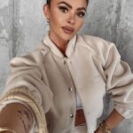 Kurtka bomberka klasyczna z haftem Kiara Ola Voga beżowa