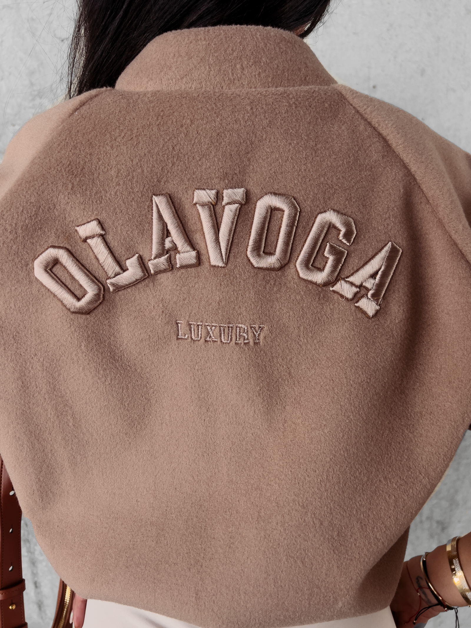 Kurtka bomberka klasyczna z haftem Kiara Ola Voga karmelowa Kurtka bomberka klasyczna z haftem Kiara Ola Voga karmelowa