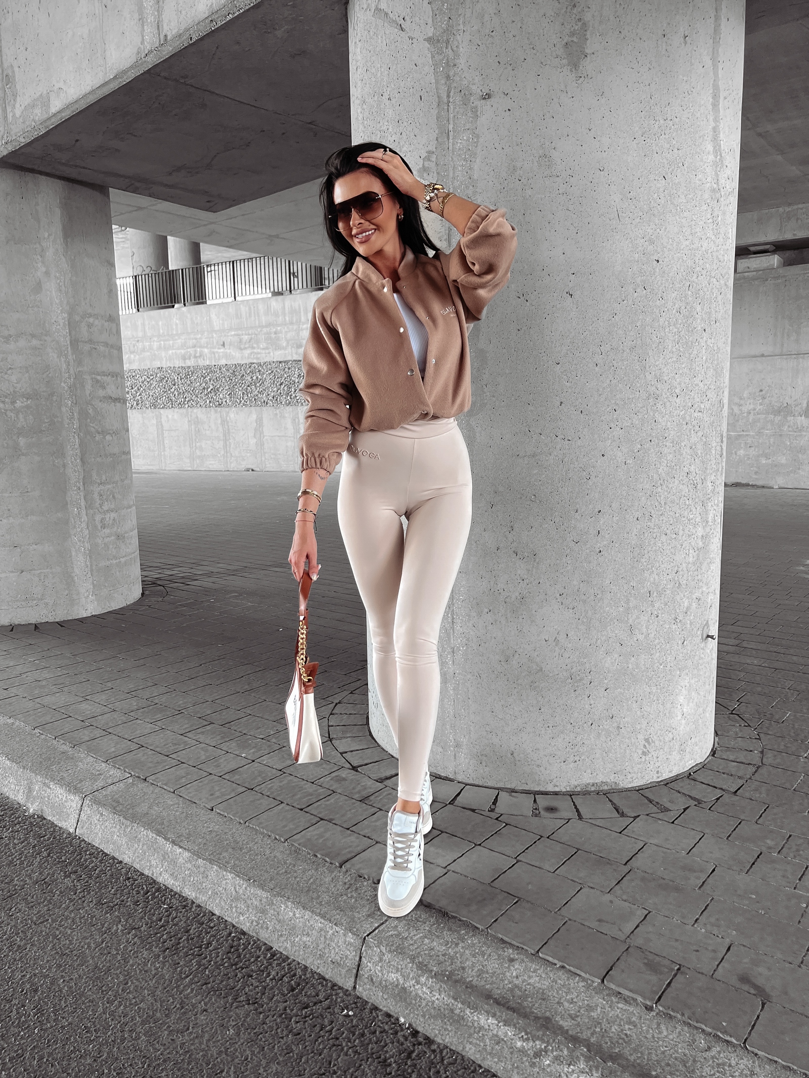 Kurtka bomberka klasyczna z haftem Kiara Ola Voga karmelowa Kurtka bomberka klasyczna z haftem Kiara Ola Voga karmelowa