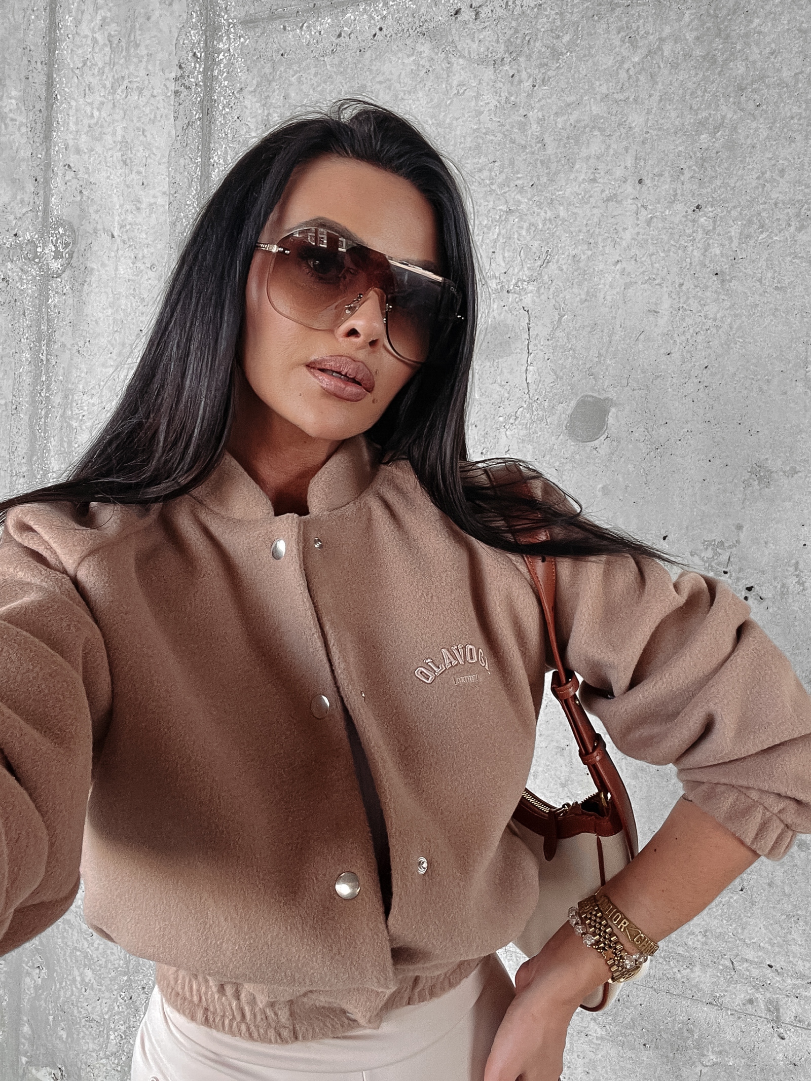 Kurtka bomberka klasyczna z haftem Kiara Ola Voga karmelowa Kurtka bomberka klasyczna z haftem Kiara Ola Voga karmelowa