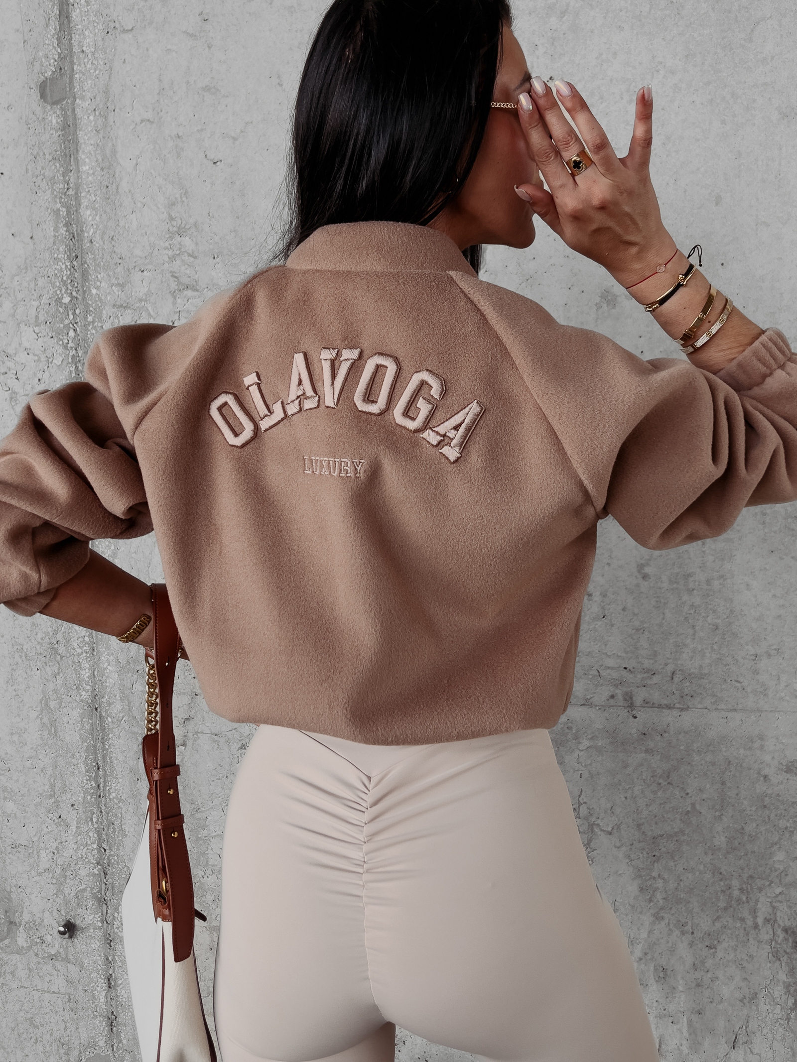 Kurtka bomberka klasyczna z haftem Kiara Ola Voga karmelowa Kurtka bomberka klasyczna z haftem Kiara Ola Voga karmelowa