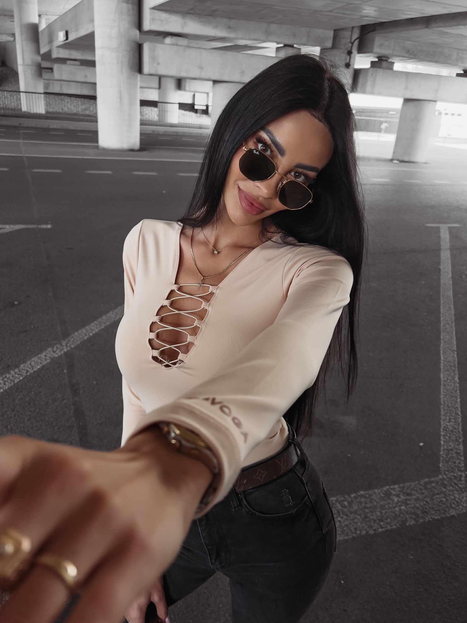 Body dopasowane z wycięciem Lexa Ola Voga beżowe