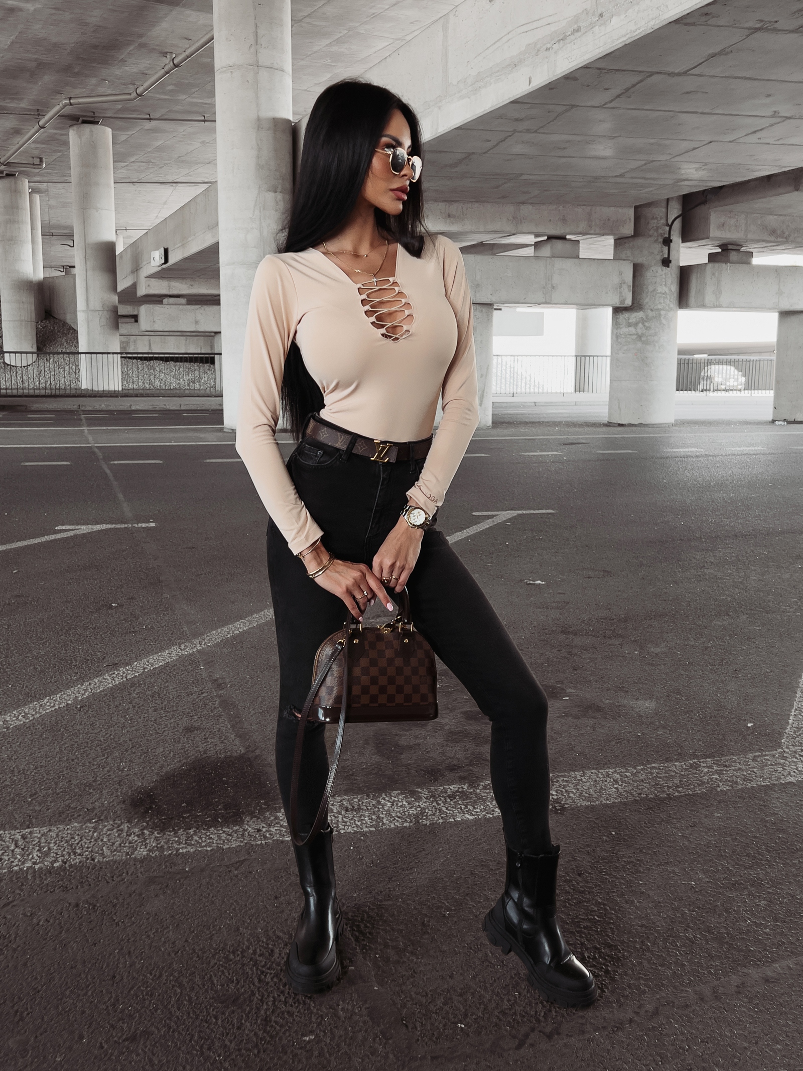 Body dopasowane z wycięciem Lexa Ola Voga beżowe Body dopasowane z wycięciem Lexa Ola Voga beżowe