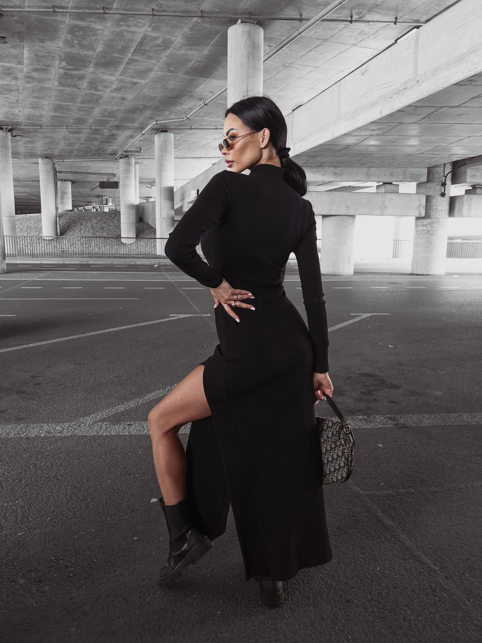 Sukienka dzianinowa z rozcięciami Jewel Ola Voga czarna