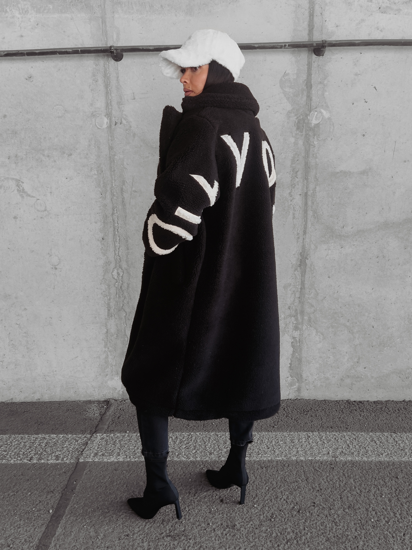 Płaszcz oversize pluszowy Harper Ola Voga czarny