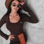 Sukienka prążkowana z rozcięciem Percy Ola Voga brązowa