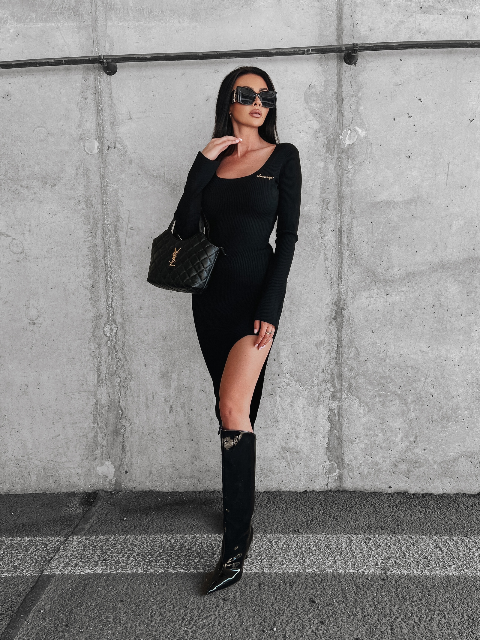 Sukienka prążkowana z rozcięciem Percy Ola Voga czarna