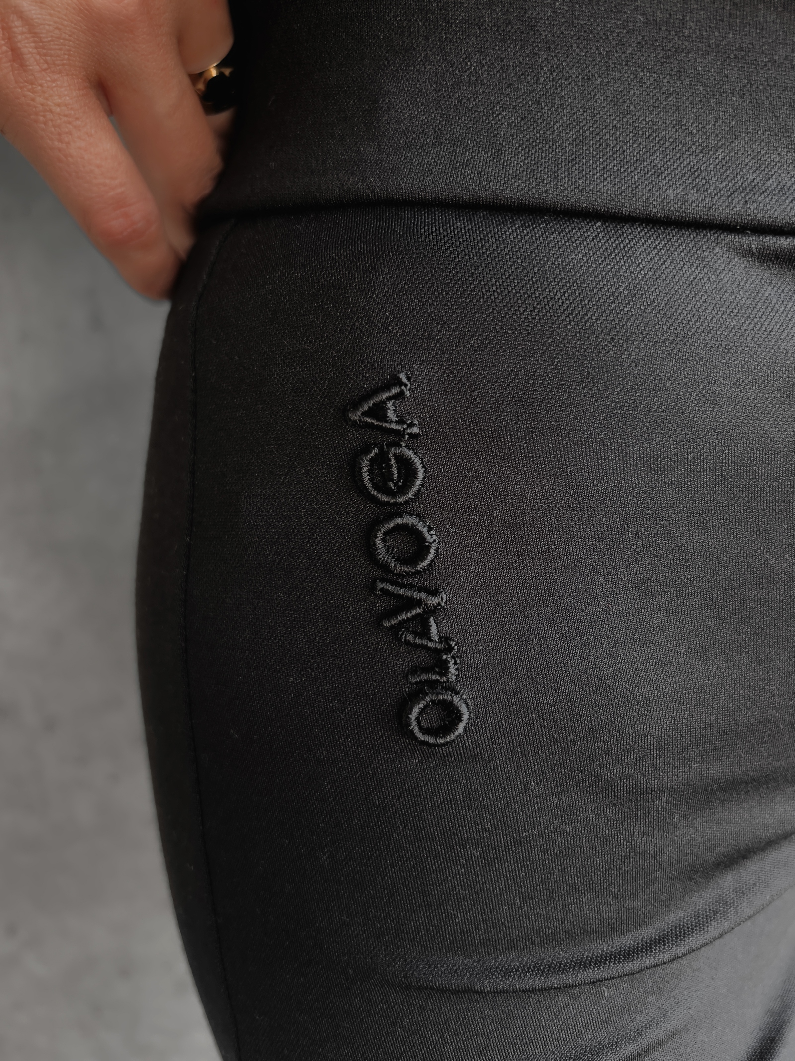 Spodnie slim fit z suwakiem i wiązaniem Lock Ola Voga czarne