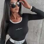 Bluzka dopasowana prążkowana Laura Ola Voga czarna