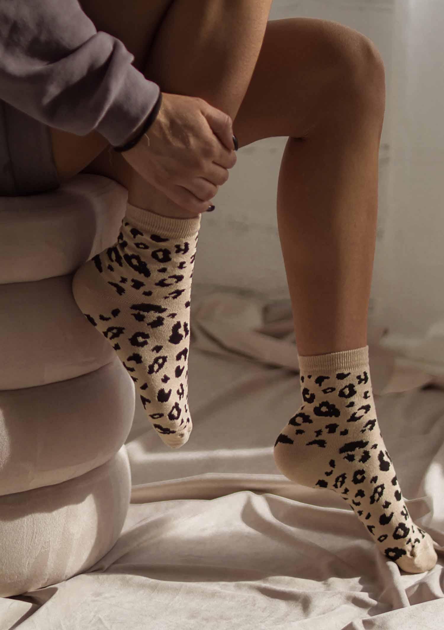 Skarpetki damskie bawełniane w panterkę beżowe