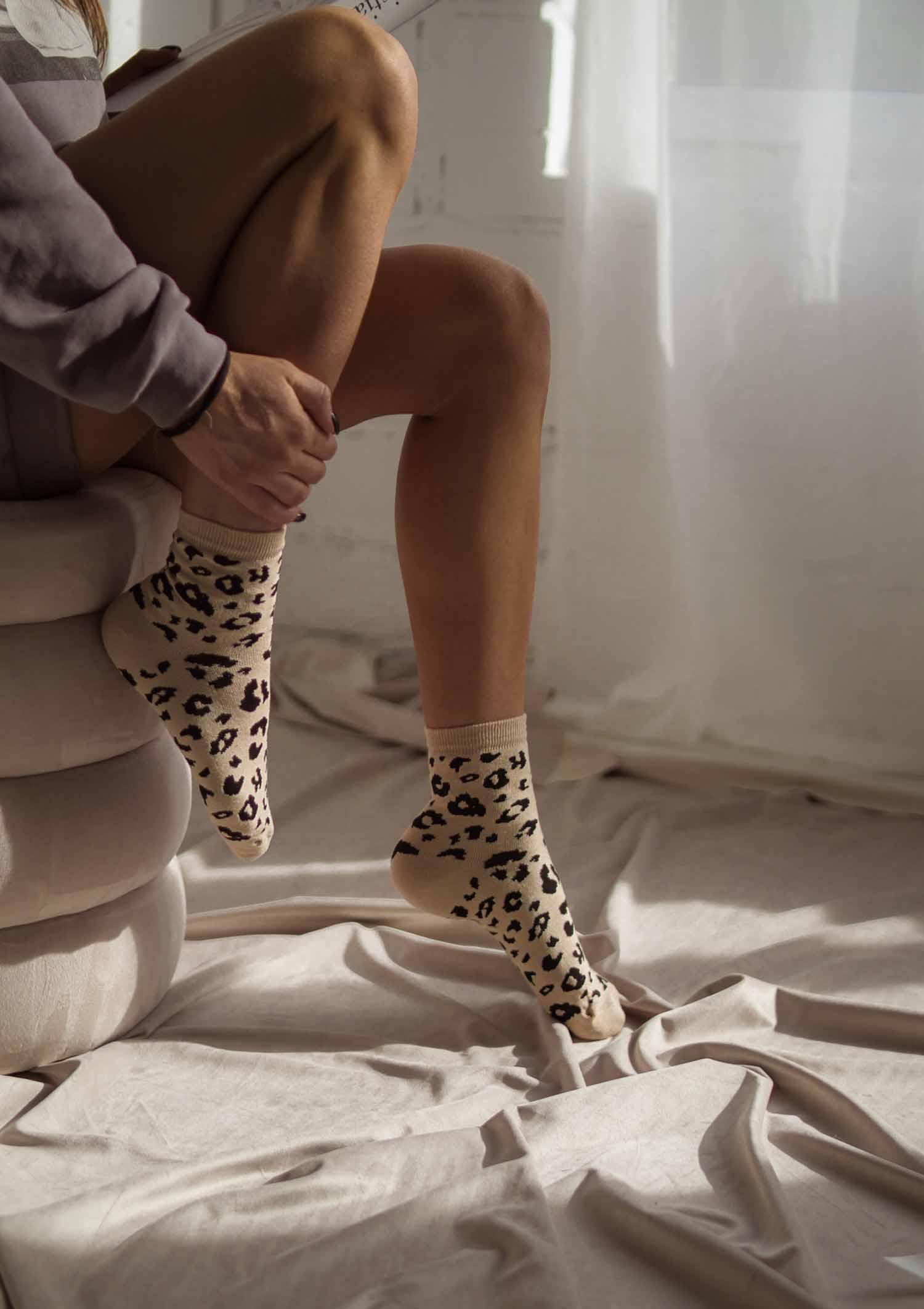 Skarpetki damskie bawełniane w panterkę beżowe