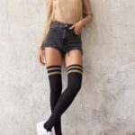 Zakolanówki gładkie czarne ze złotymi paskami czarne