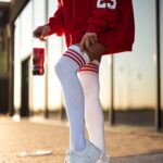 Zakolanówki sportowe ze ściągaczem białe