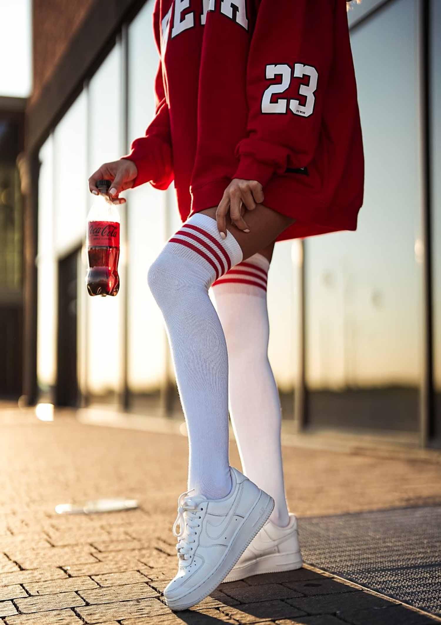 Zakolanówki sportowe ze ściągaczem białe