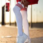 Zakolanówki sportowe ze ściągaczem białe