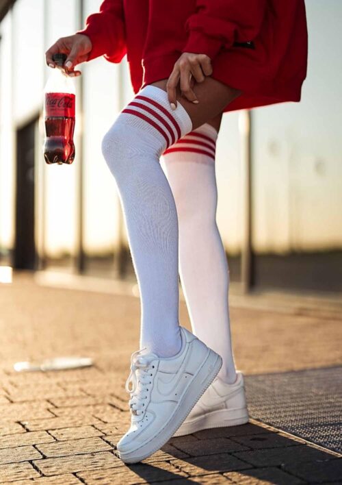 Zakolanówki sportowe ze ściągaczem białe