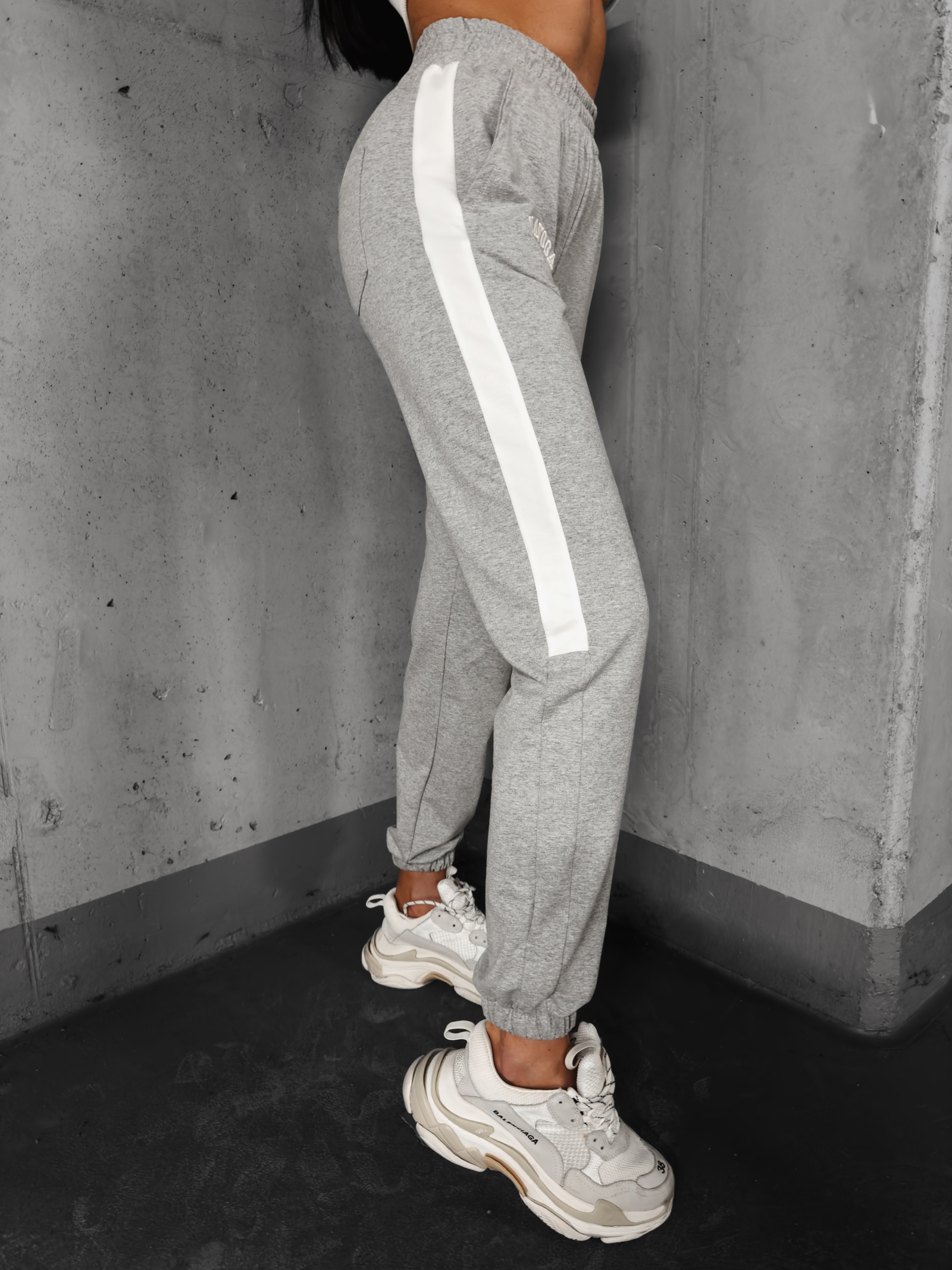 -WYPRZEDANE-Spodnie dresowe z lampasem Parla Ola Voga szary melanż