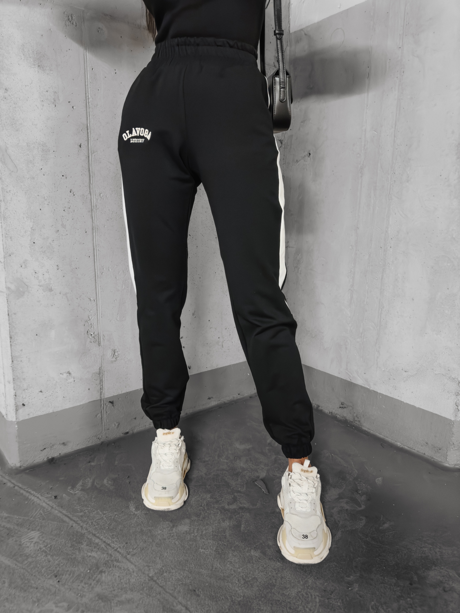 -WYPRZEDANE-Spodnie dresowe z lampasem Parla Ola Voga czarne -WYPRZEDANE-Spodnie dresowe z lampasem Parla Ola Voga czarne