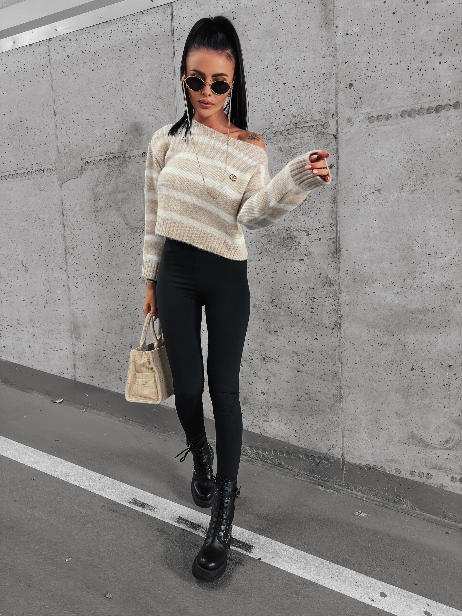 Sweter oversize w paski Wandy Ola Voga beżowo-biały Sweter oversize w paski Wandy Ola Voga beżowo-biały