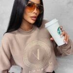 Bluza oversizowa logowana Laila Ola Voga c.beż