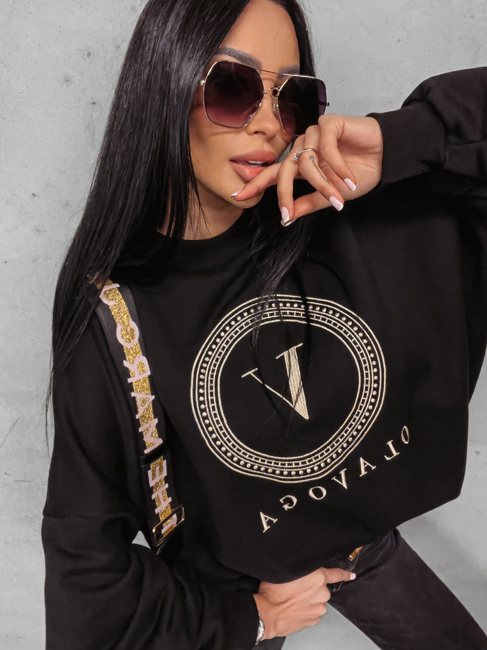 Bluza oversizowa logowana Laila Ola Voga czarna