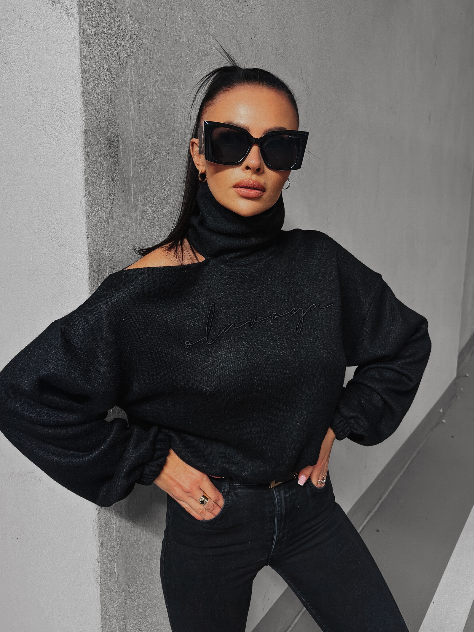 Sweter dzianinowy z wycięciami Prue Ola Voga czarny